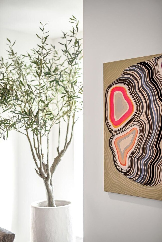 Building Photo - Stunning one bedroom unit in The Wedgewood section of town.