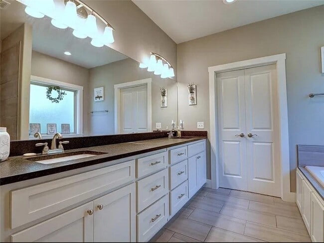 Building Photo - 13 Kiswick Dr