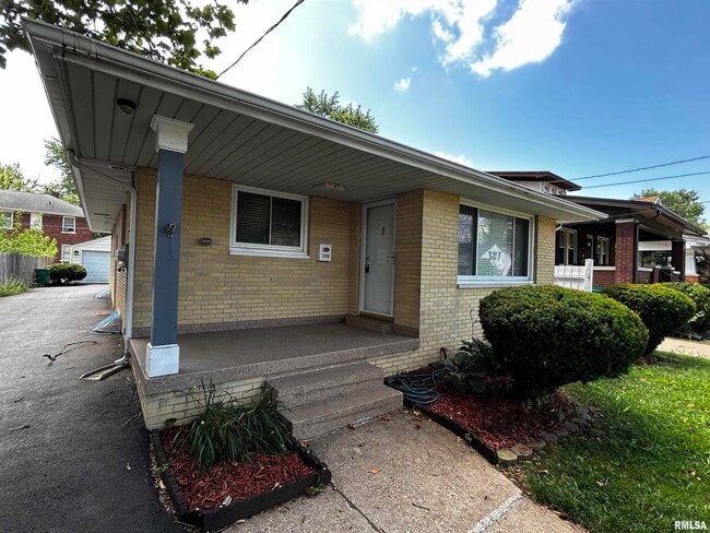 Building Photo - 2206 W Rohmann Ave