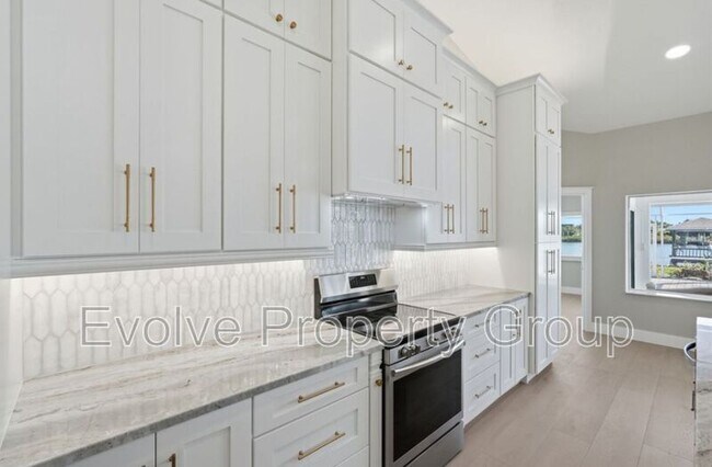 Building Photo - 470 Lambert Ave