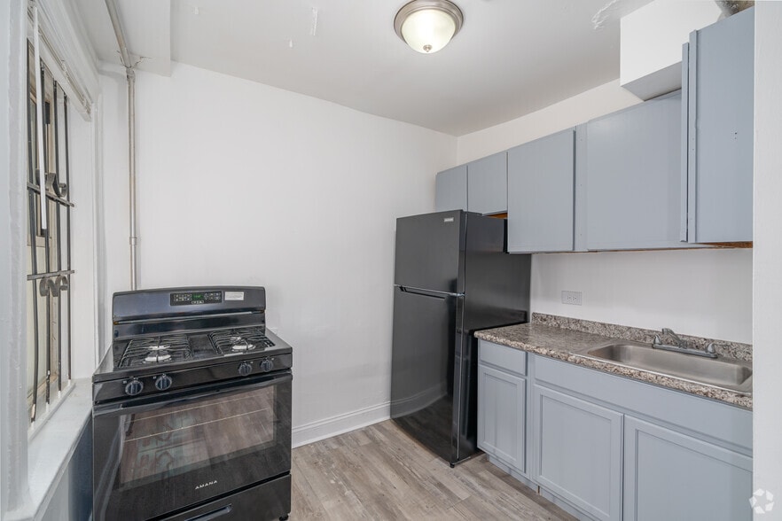 1BR, 1BA - 575SF - Kitchen - 7609 S Coles