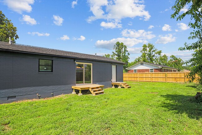 Building Photo - 809 Carson Dr