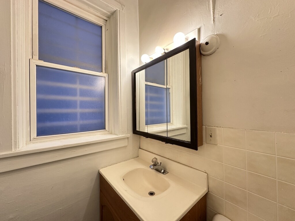 Building Photo - 3422 N Lincoln Ave