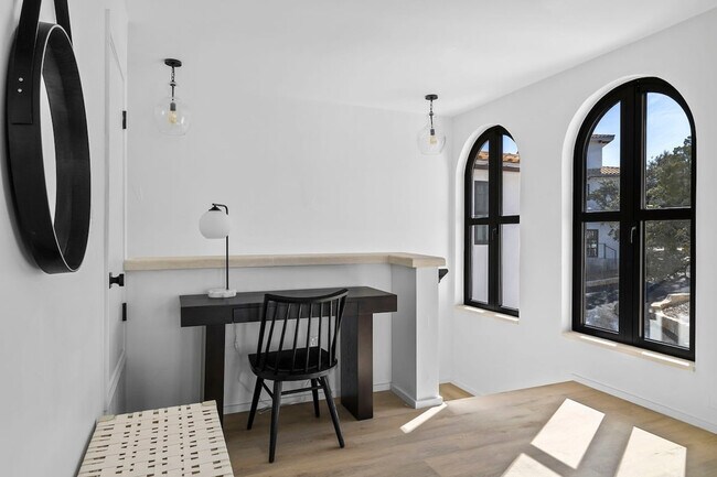 Building Photo - 2701 Bumble Bee Dr