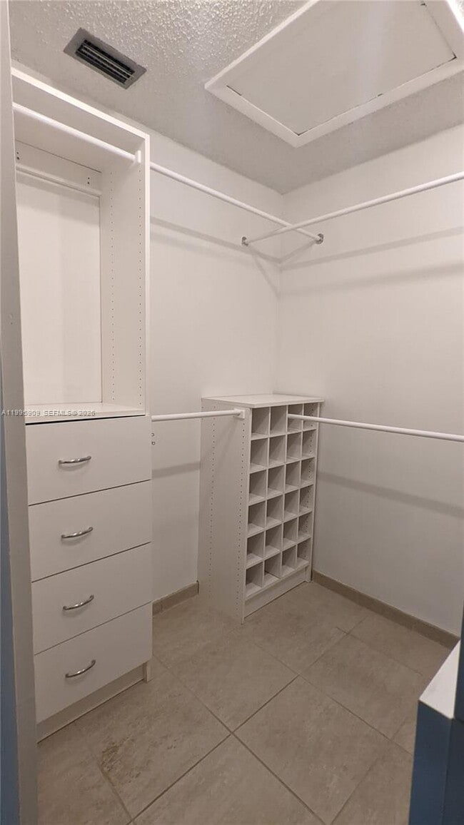 Building Photo - 460 Lakeview Dr