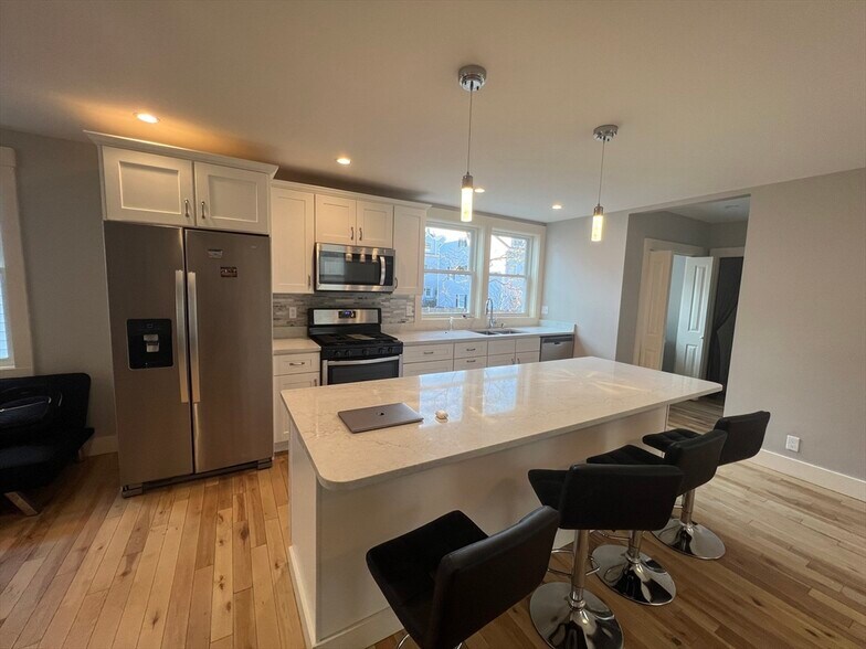 Building Photo - 39 Snow St