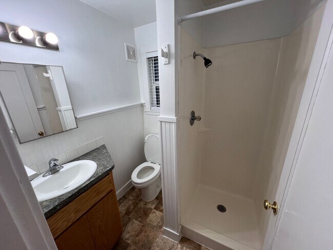 Building Photo - 2 Bedroom/ 1 Bath Unit in Mapleton, OR- Av...