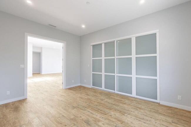 Building Photo - 4 Br 5 Ba with STUNNING VIEWS and Jacuzzi