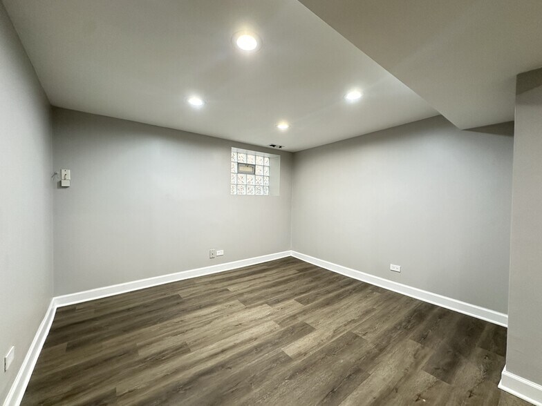 Building Photo - 2617 W Rascher Ave
