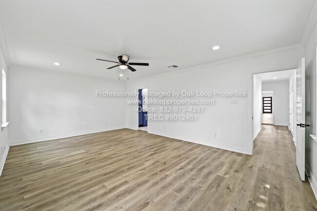 Building Photo - 1404 Des Jardines St