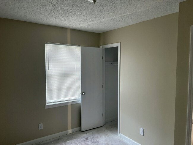 Building Photo - 4551 Sunny View Dr