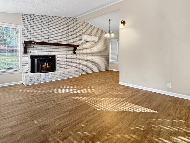 Building Photo - Newly Remodeled Home in the Heart of Gainesville – Available Now!