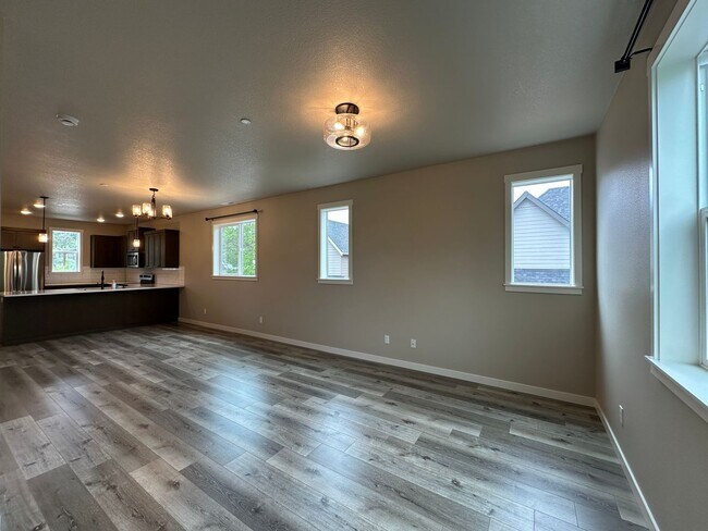 Building Photo - Beautiful Three Bedroom Townhome in Sustai...