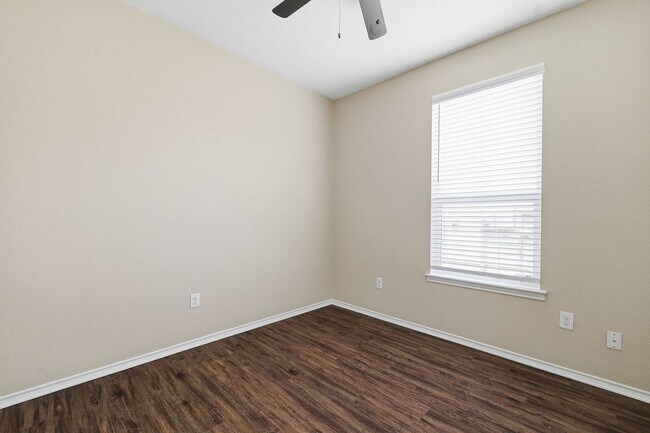 Building Photo - Updated Home with Office and Open Layout