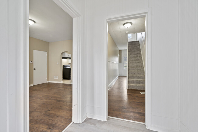 Building Photo - 1104 Brabec St