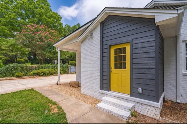 Building Photo - 2401 Shamrock Dr