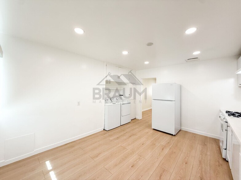 Building Photo - 15550 Vanowen St