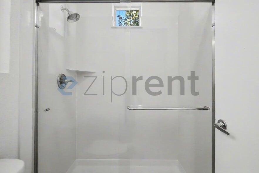 Building Photo - 450 Crate Ave