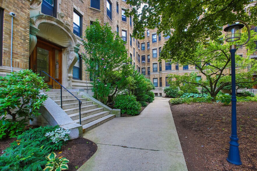 Building Photo - 114 Riverway