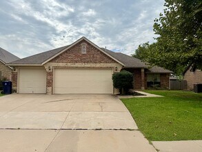 Building Photo - Beautiful 4 Bed 3 Bath Home with Great Loc...