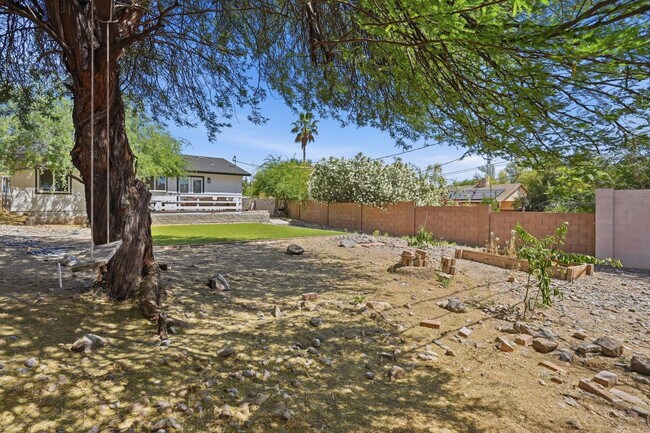 Building Photo - 1329 E Cholla St