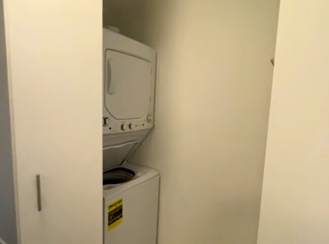 Building Photo - 10 W Erie St