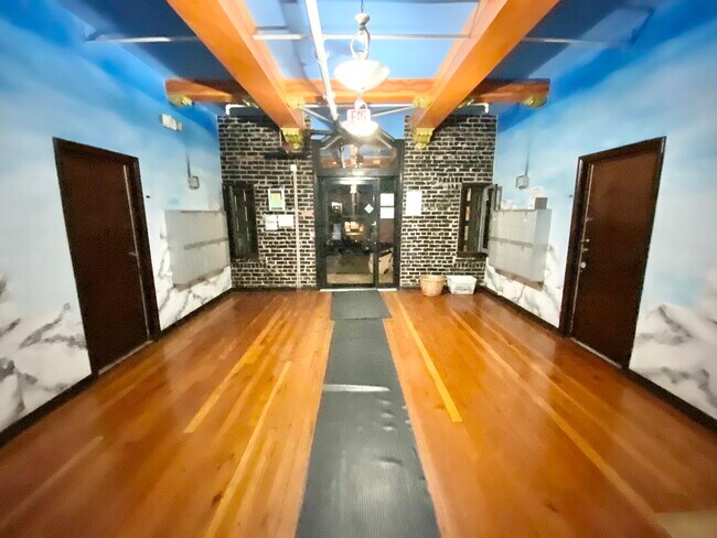 Building Photo - 608 S Dunsmuir Ave
