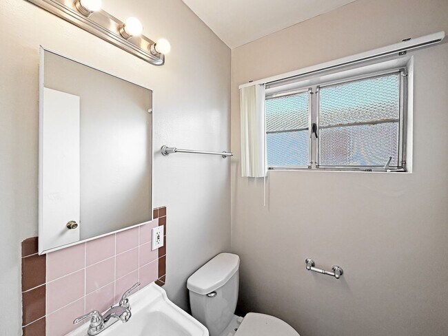 Building Photo - SD: 3BD/1.5BA Apartment in Normal Heights with Reserved Parking