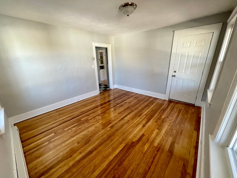 Living Room - 31 Falmouth St