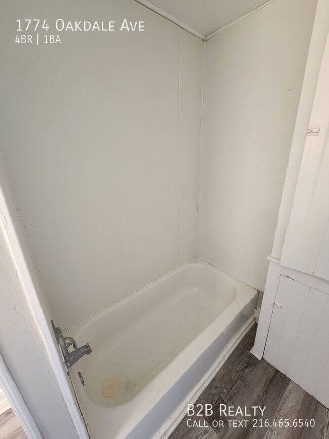 Building Photo - 1774 Oakdale Ave