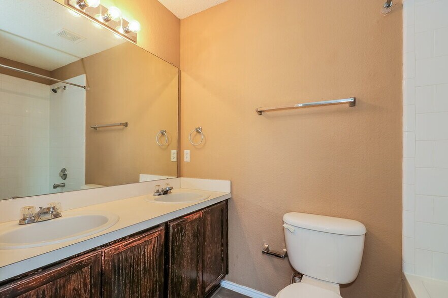 Building Photo - 6901 Baybridge Dr