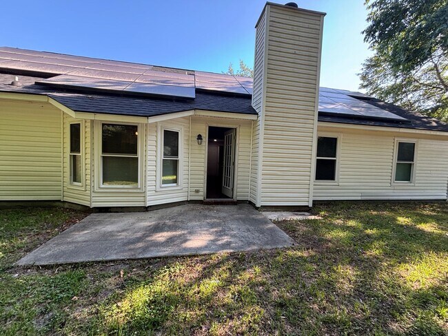 Building Photo - Don’t Miss Out on This Charming 3 Bed, 2 B...