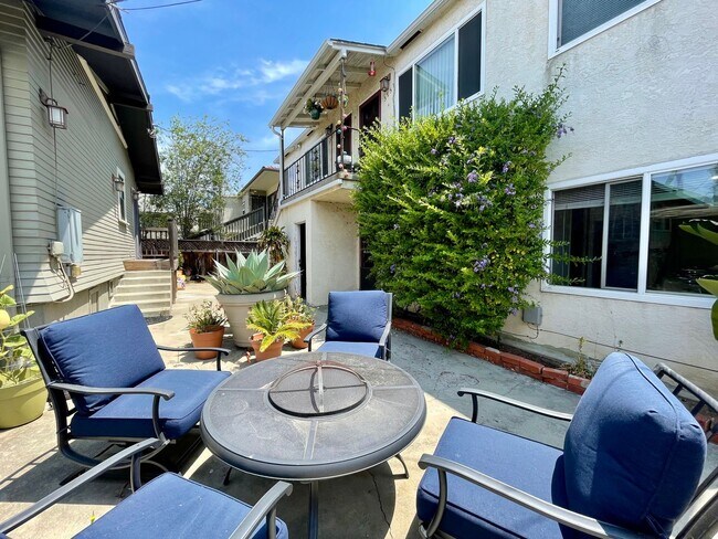 Building Photo - CORNER Upstairs Unit Within Small Gated Community! COMPLIMENTARY Shared Laundry! Spacious Floorplan!