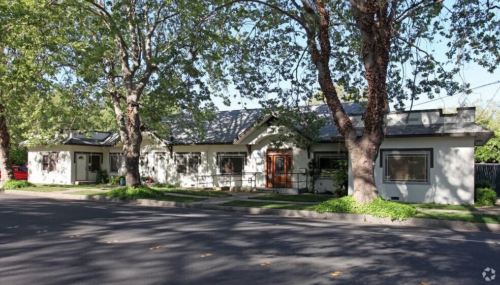 Primary Photo - 573-583 Minaret Ave