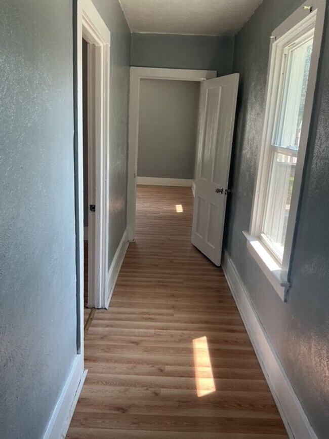 Building Photo - 3 Bedroom / 1 Bathroom House in Peoria
