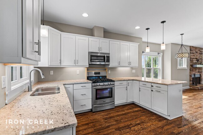 Building Photo - Elegant Contemporary Home in North Asheville