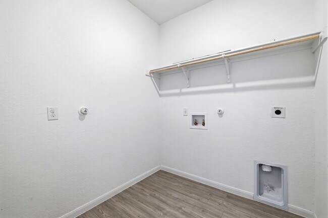 Building Photo - 14014 Roller Mls