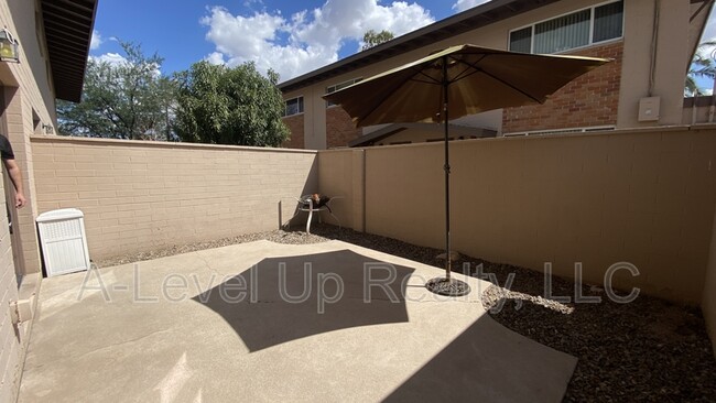 Building Photo - 965 N Venice Ave