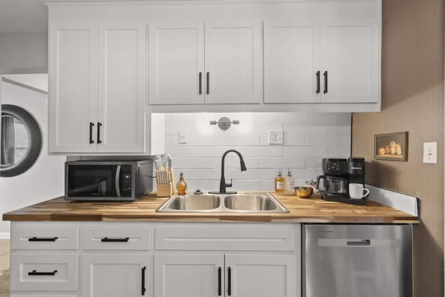 Building Photo - 1710 Hess Blvd