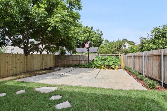 Building Photo - 3023 Banks- right