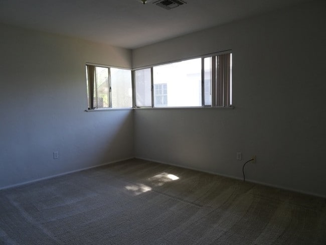 Building Photo - 2950 Land Park Dr