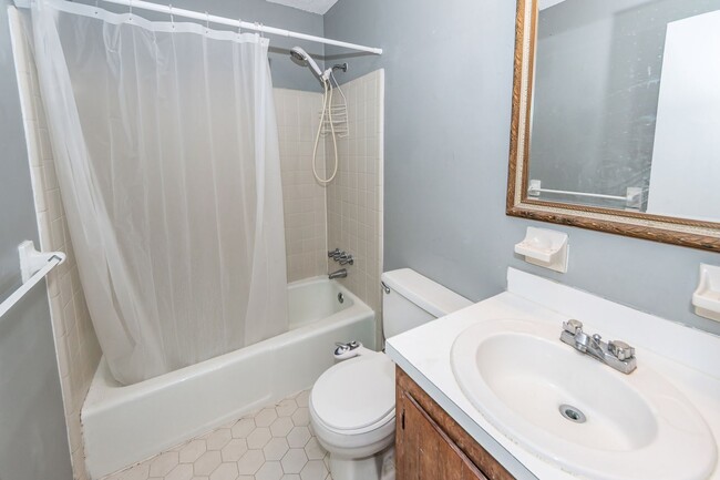 Building Photo - 2 Bedroom, 1.5 Bathroom Townhome - Summerville