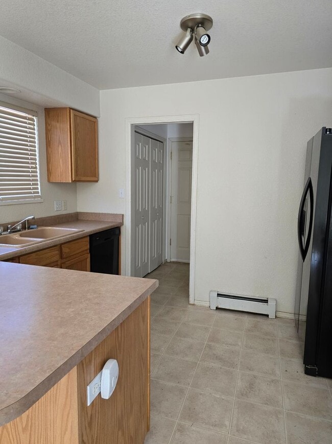 Building Photo - Nestled 3 bedroom, 2 bathroom in Fruitvale area
