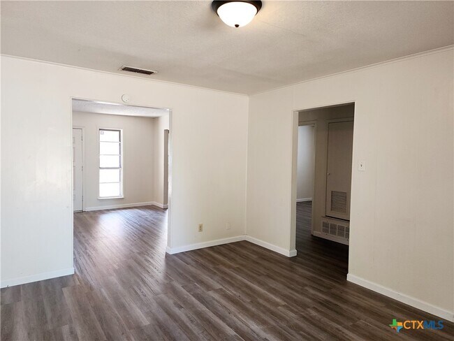 Building Photo - 2303 Daisy Dr