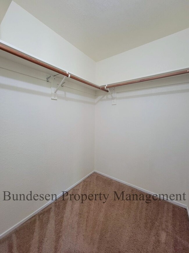 Building Photo - 5 Bedrooms  Desirable Westside Petaluma !