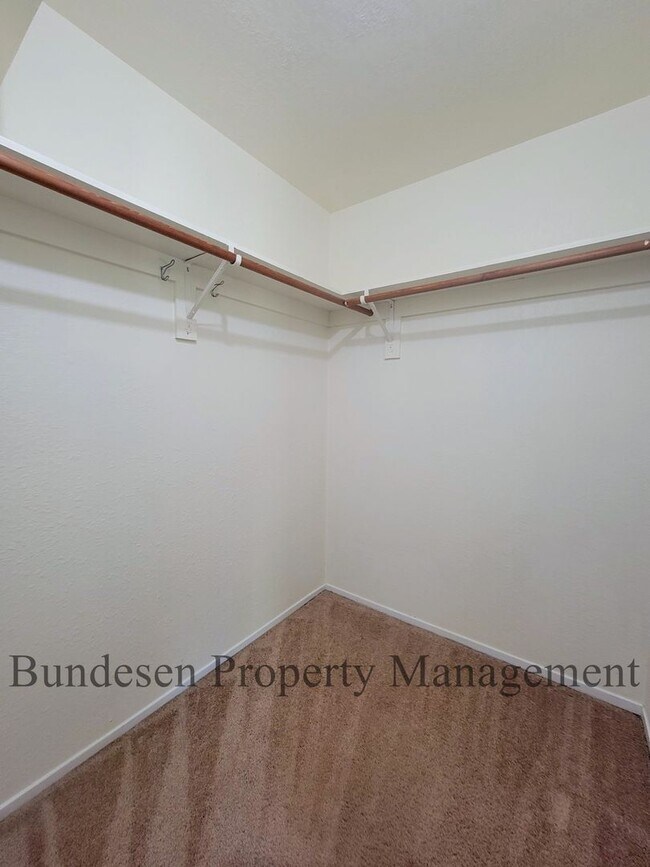 Building Photo - Spacious Westside 5BR Home in Petaluma - E...