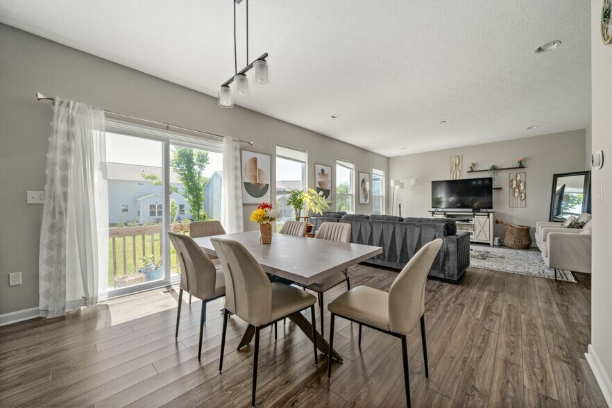 Building Photo - 1033 Quarry Oak Dr