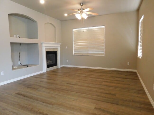 Building Photo - TWO WEEKS FREE RENT IN FOUNTAIN GREENS!