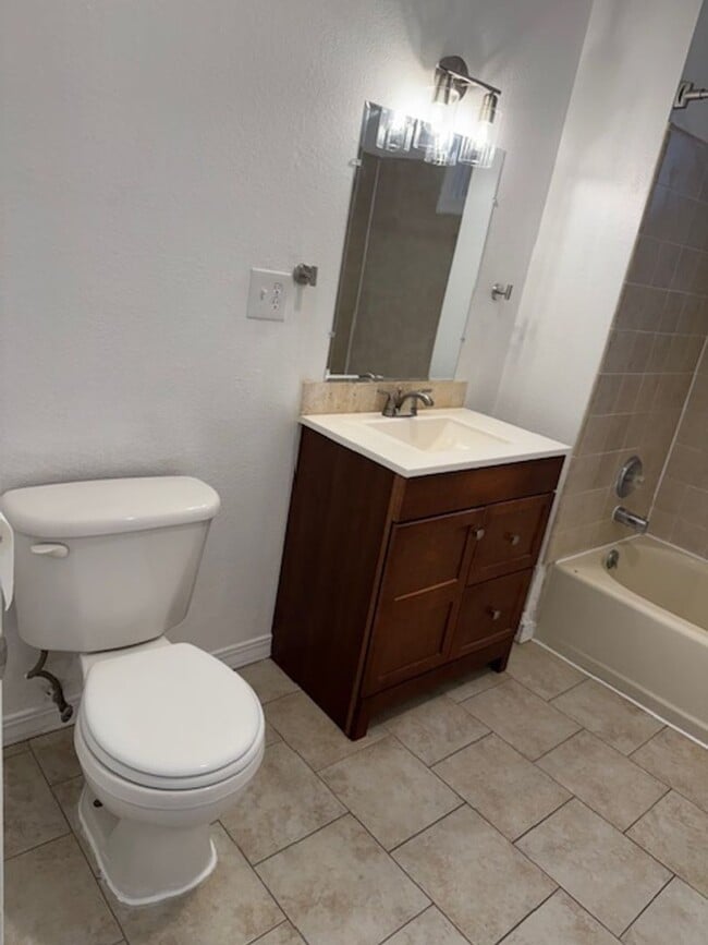 Building Photo - Quiet neighborhood!!