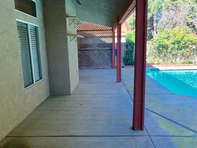 Building Photo - Spacious Fig Garden 4/2